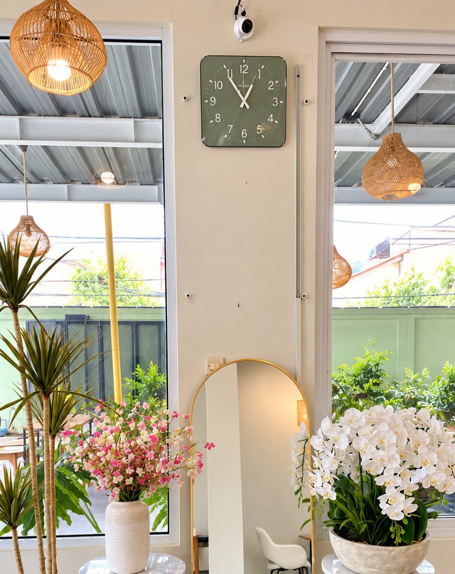 Sudut Ally Cafe dengan bunga dan lampu rotan